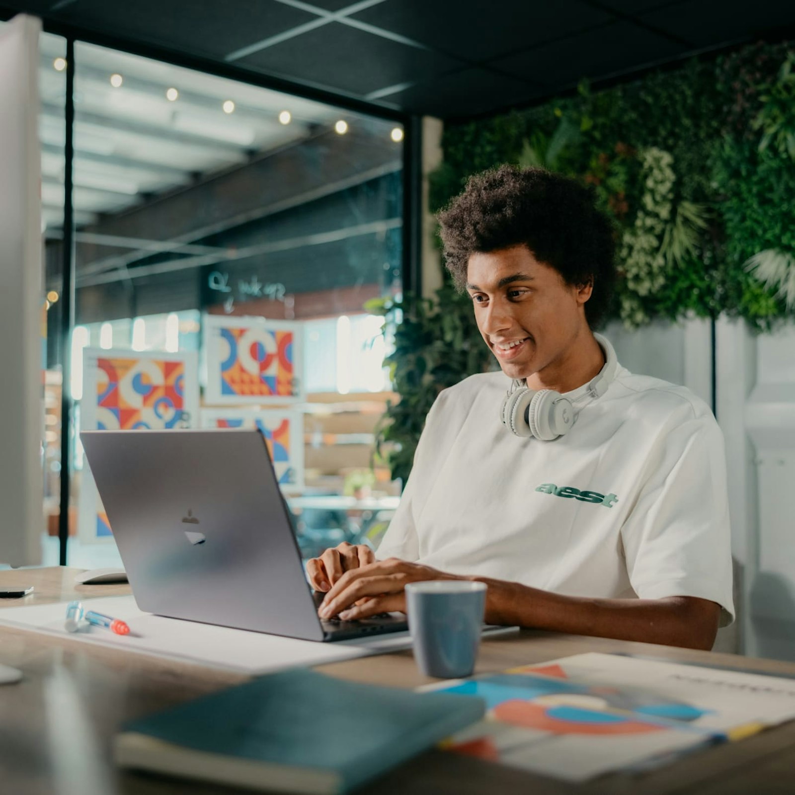 Matthieu zit achter zijn laptop