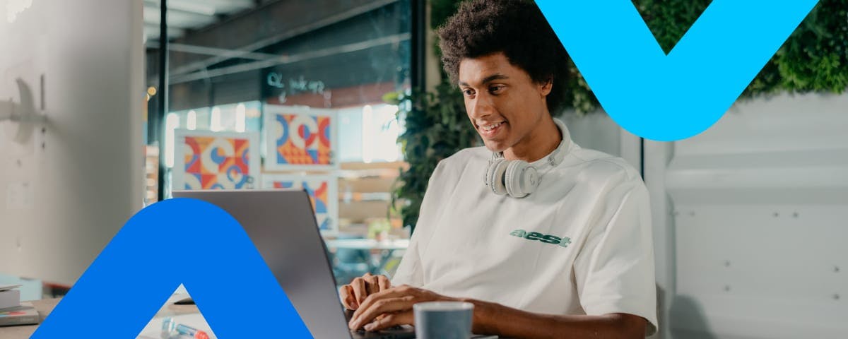 Matthieu werkt achter de laptop