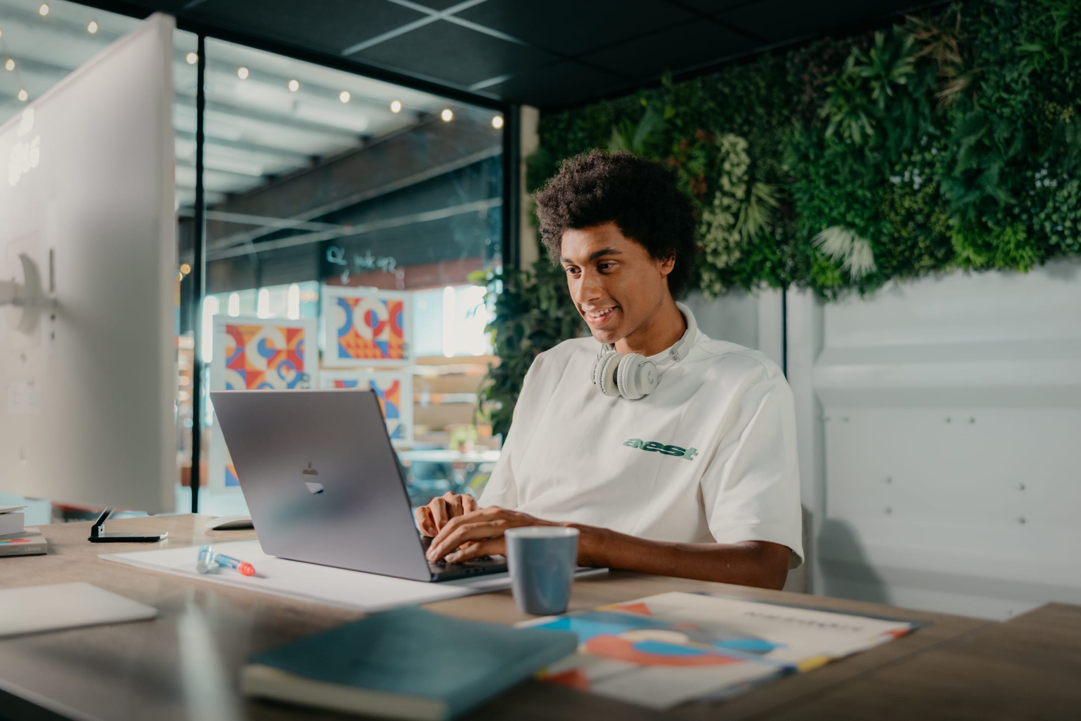 Matthieu zit achter zijn laptop