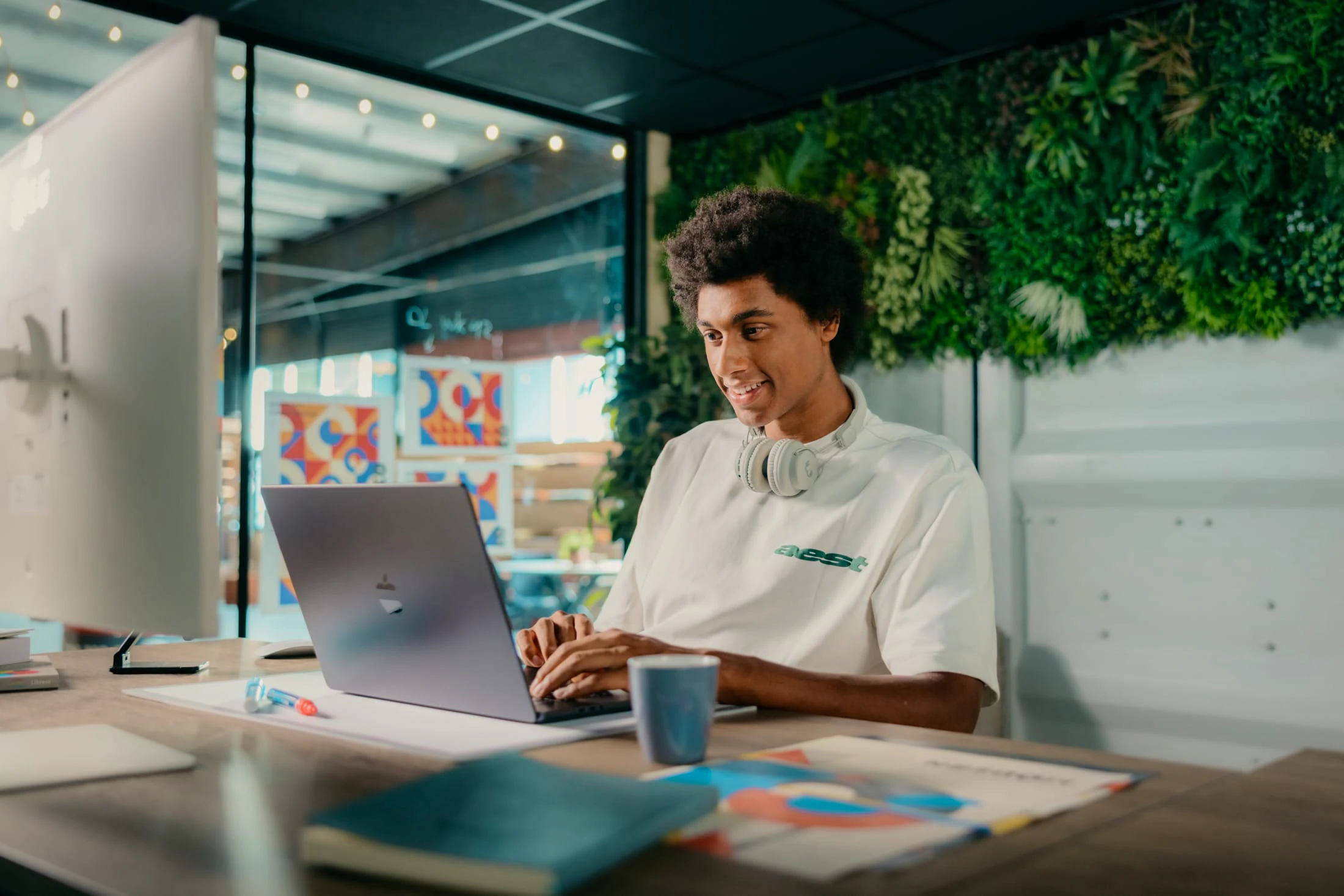 Matthieu zit achter zijn laptop