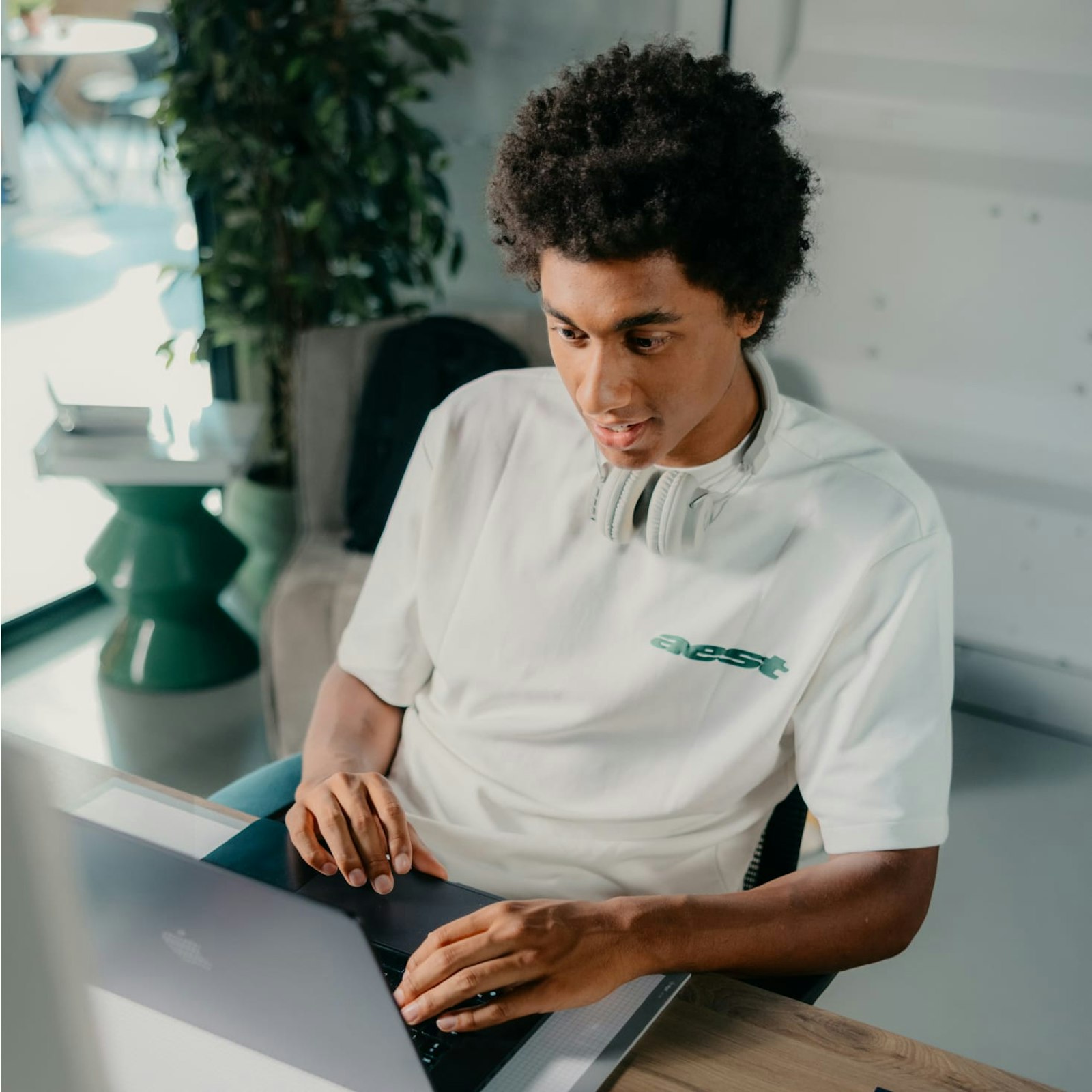 Matthieu zit achter zijn laptop