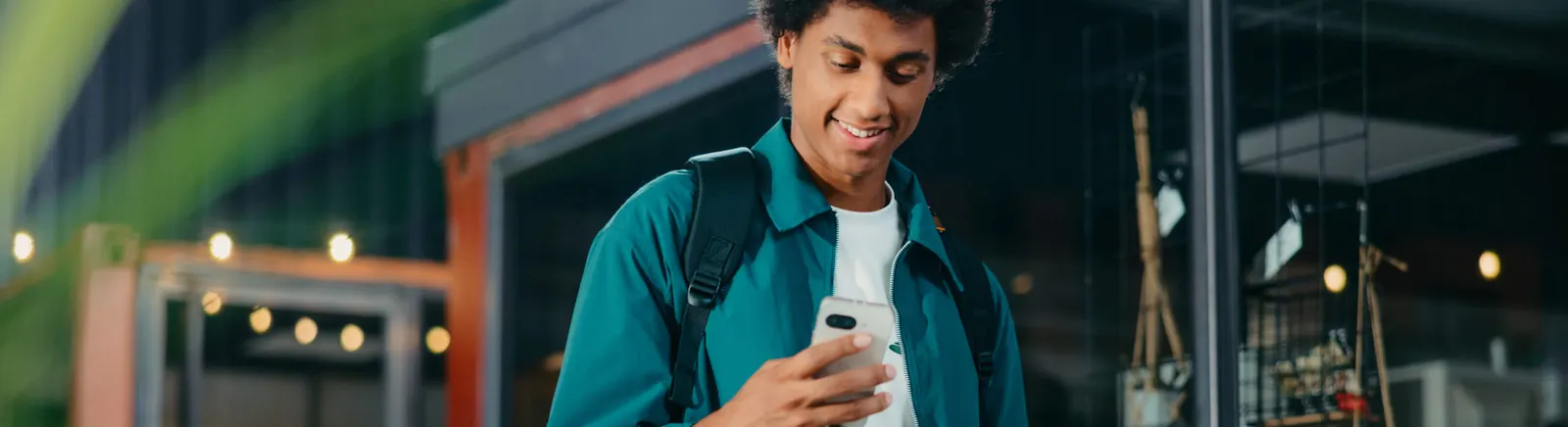 Matthieu met zijn telefoon in zijn hand