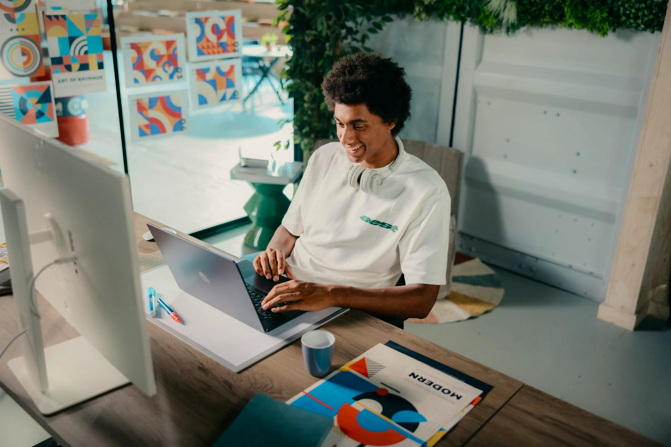 Matthieu zit achter zijn laptop