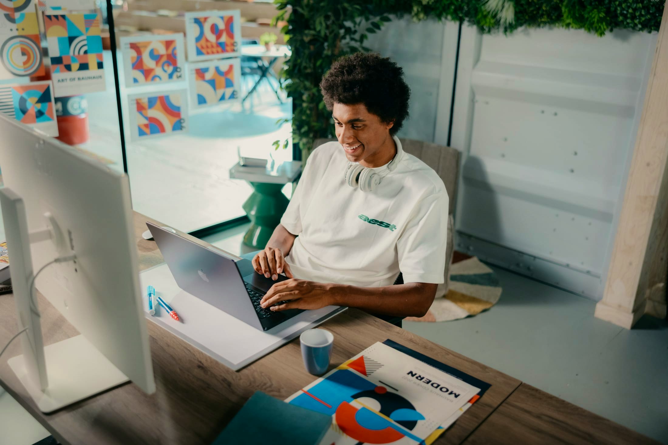 Matthieu zit achter zijn laptop