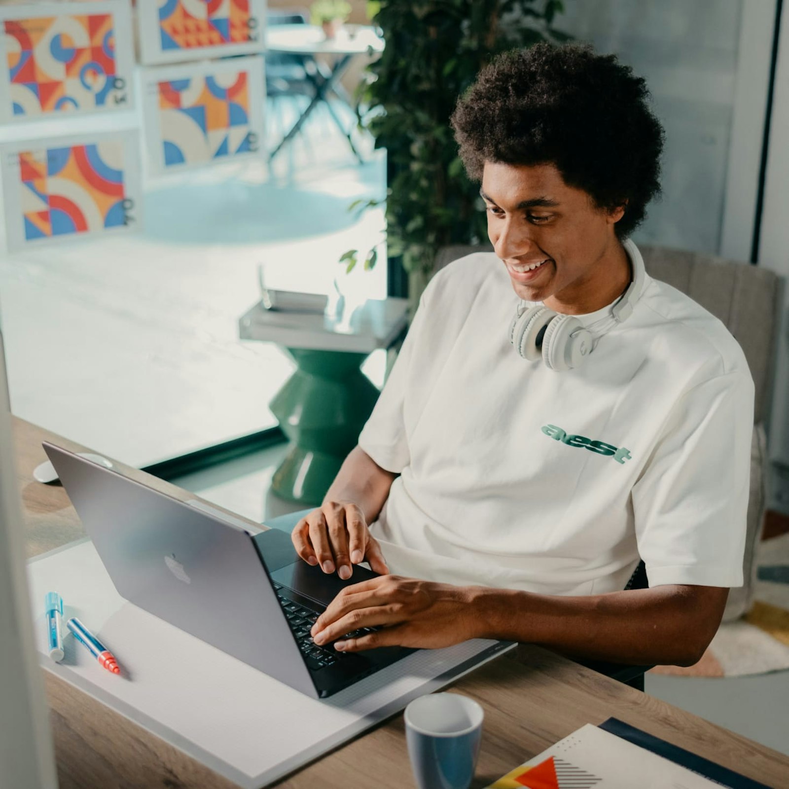 Matthieu zit achter zijn laptop