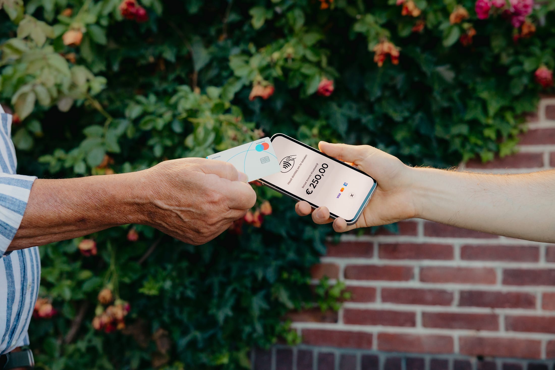 Arend laat zijn klant betalen via de Moneybird app voor de klus die hij heeft afgerond
