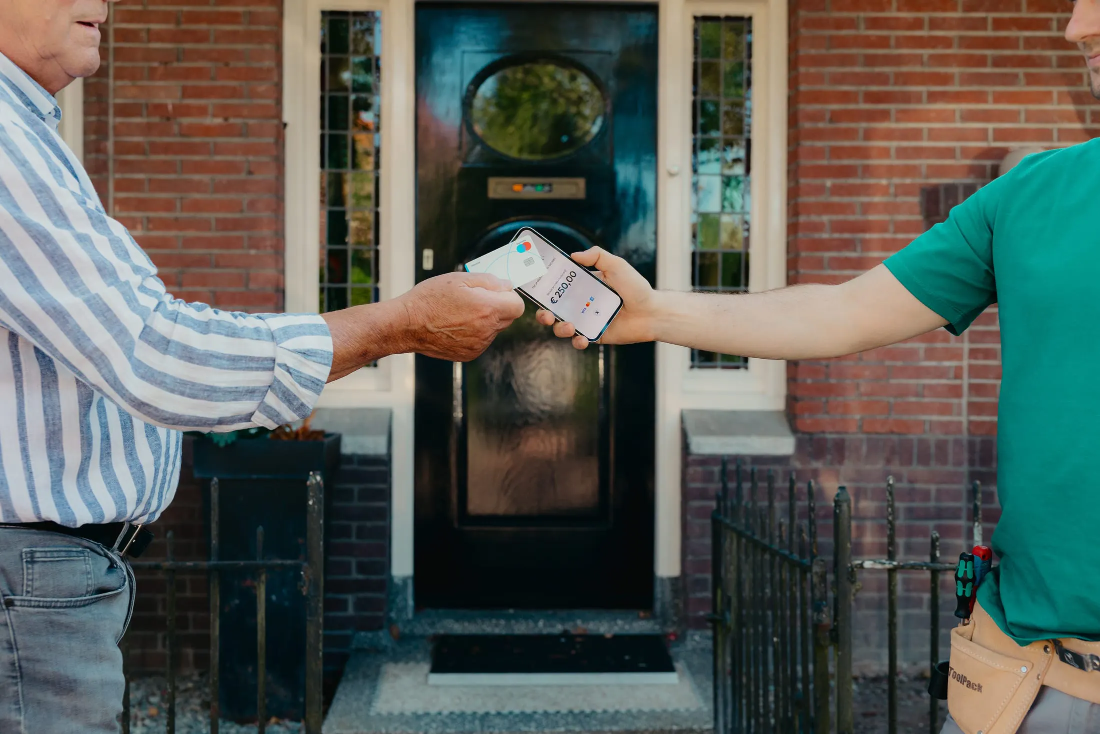 Arend laat zijn klant betalen via de Moneybird app voor de klus die hij heeft afgerond