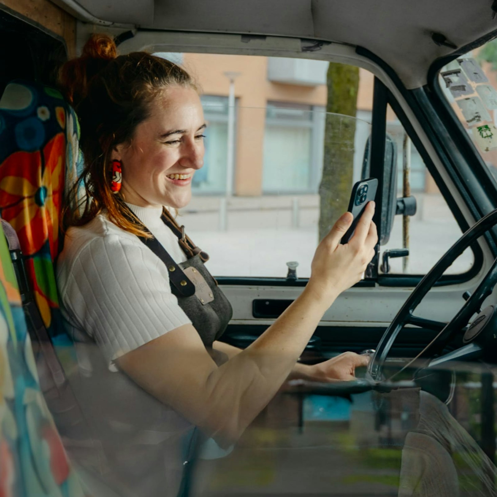 Phoenix checkt haar boekhouding in de foodtruck voordat ze wegrijdt