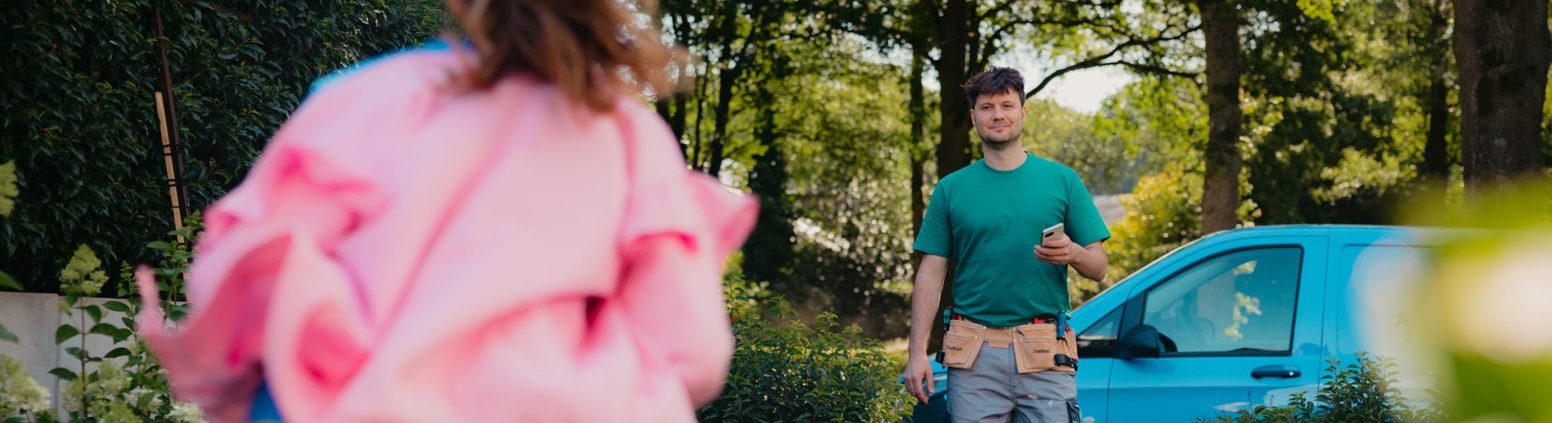 Arend komt thuis na zijn werkdag en zijn dochter rent naar hem toe