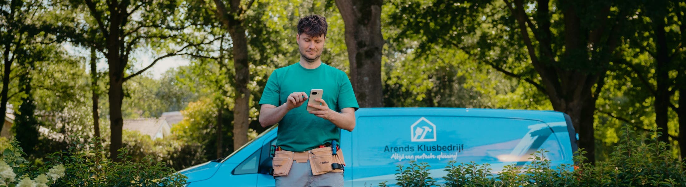 Arend op zijn telefoon