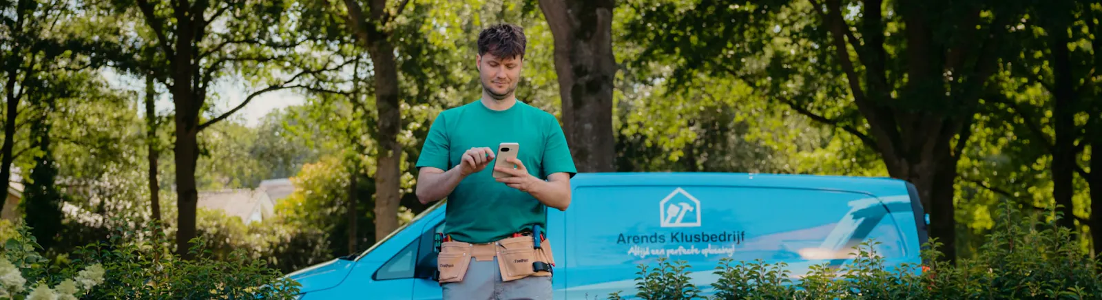 Arend op zijn telefoon