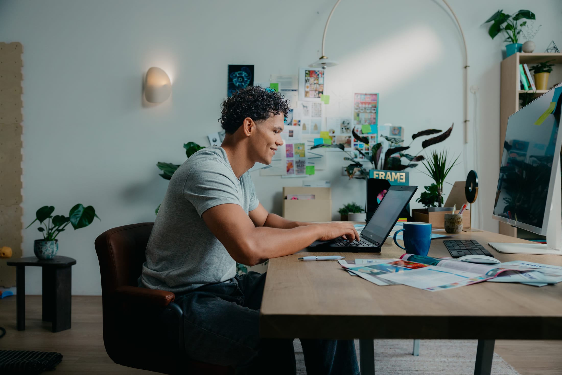 Mees met laptop achter zijn bureau