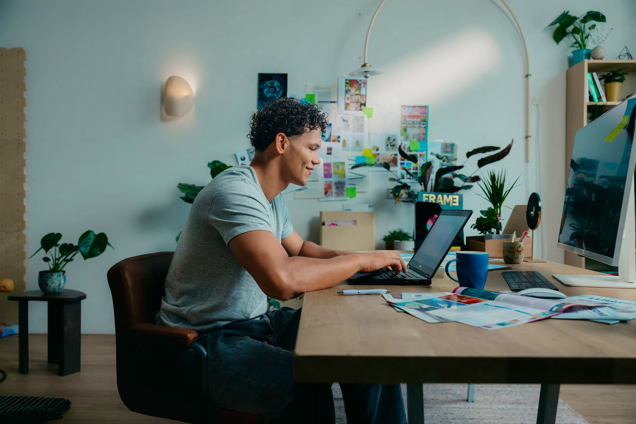 Mees met laptop achter zijn bureau