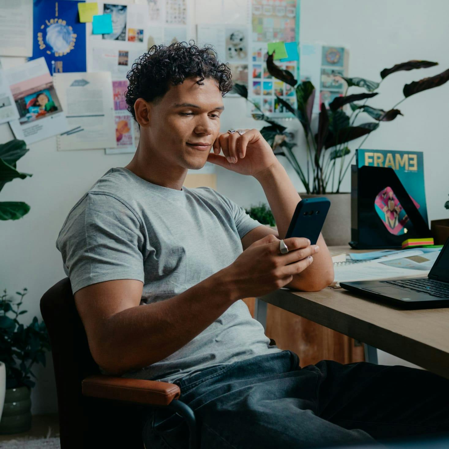 Mees achter zijn bureau met zijn telefoon