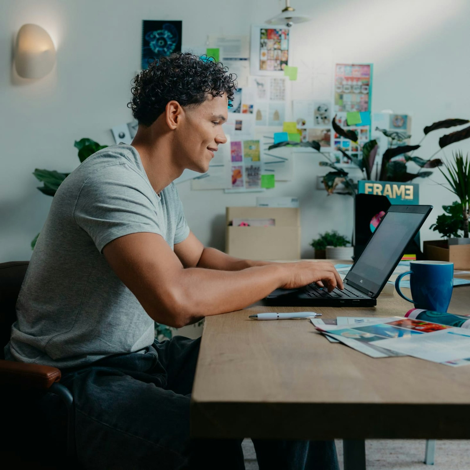 Mees aan zijn bureau achter zijn laptop