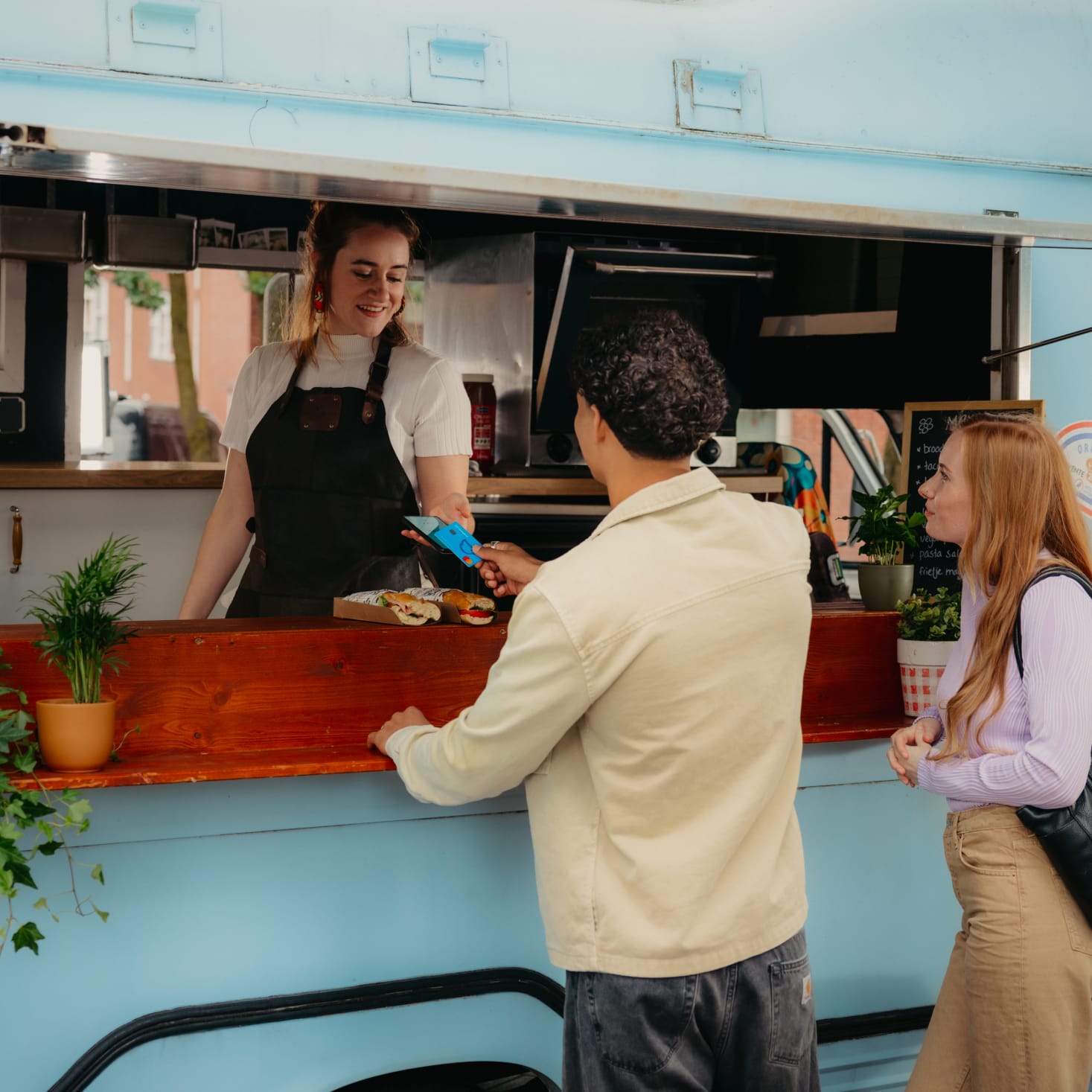 Mees betaald bij een foodtruck met zijn Moneybird bankpas