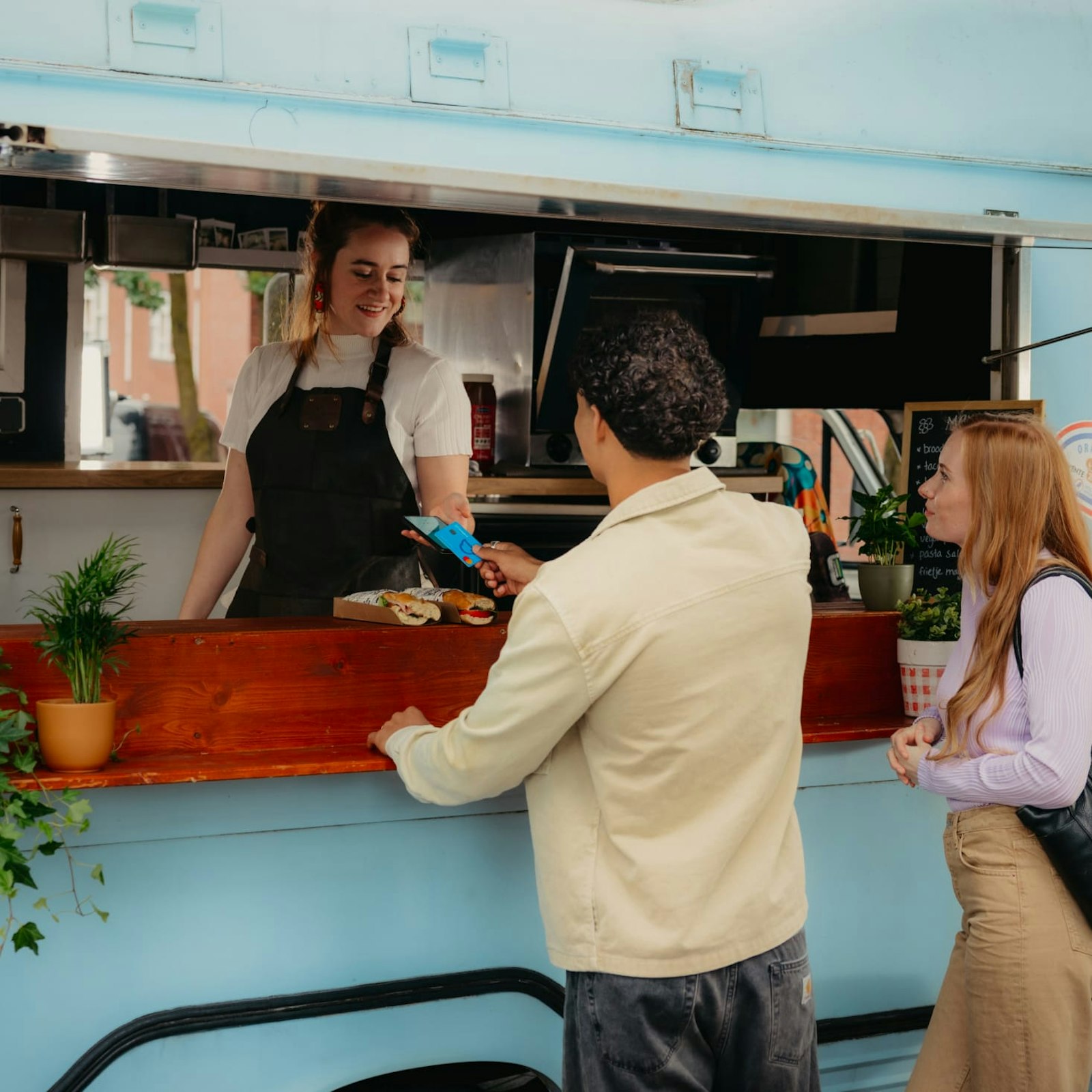 Mees betaald bij een foodtruck met zijn Moneybird bankpas