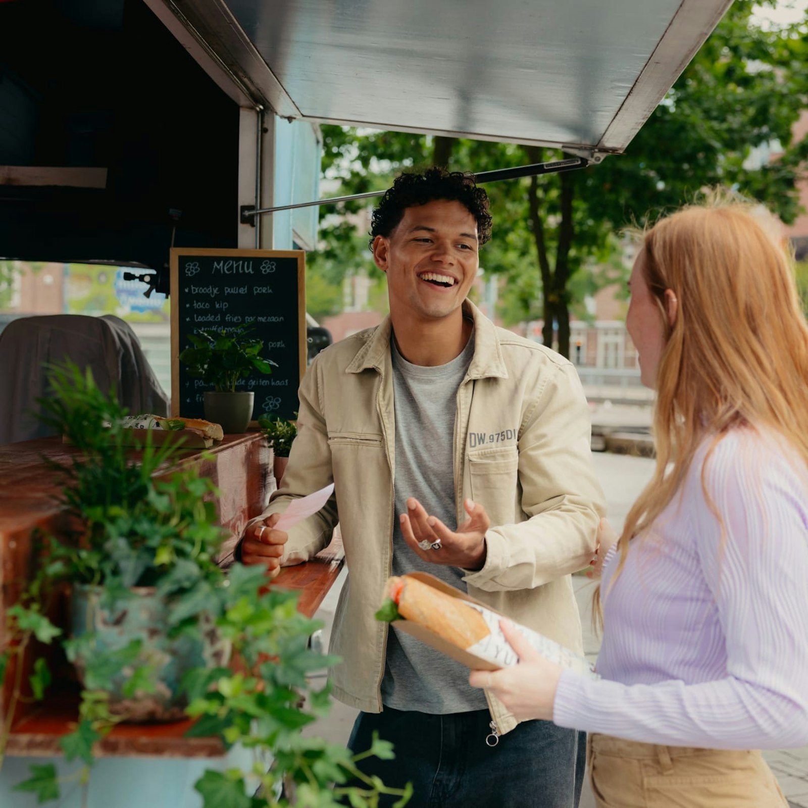 Zakelijke lunch waarbij Mees en een klant voor een foodtruck wachten op de bestelling