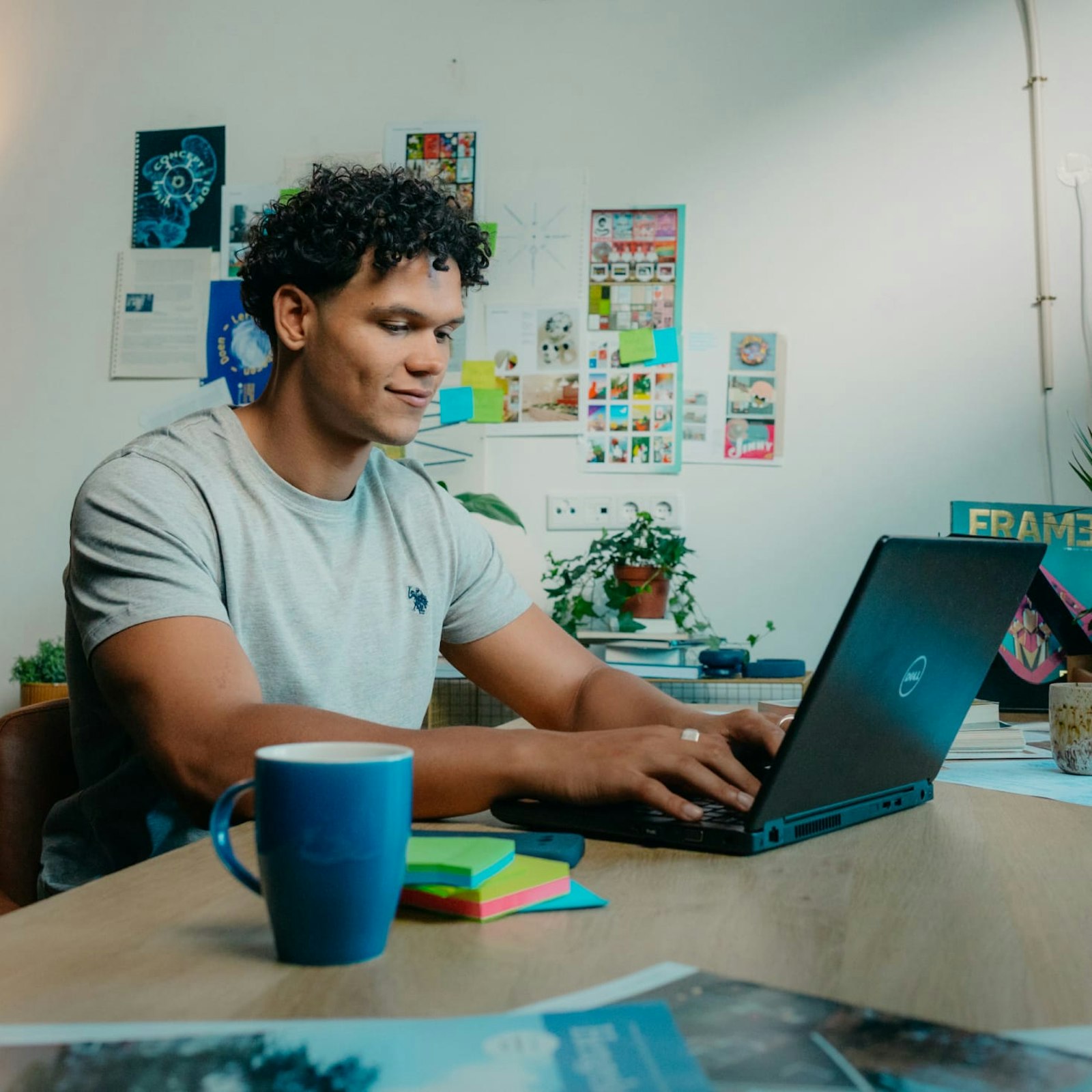 Mees aan zijn bureau achter zijn laptop