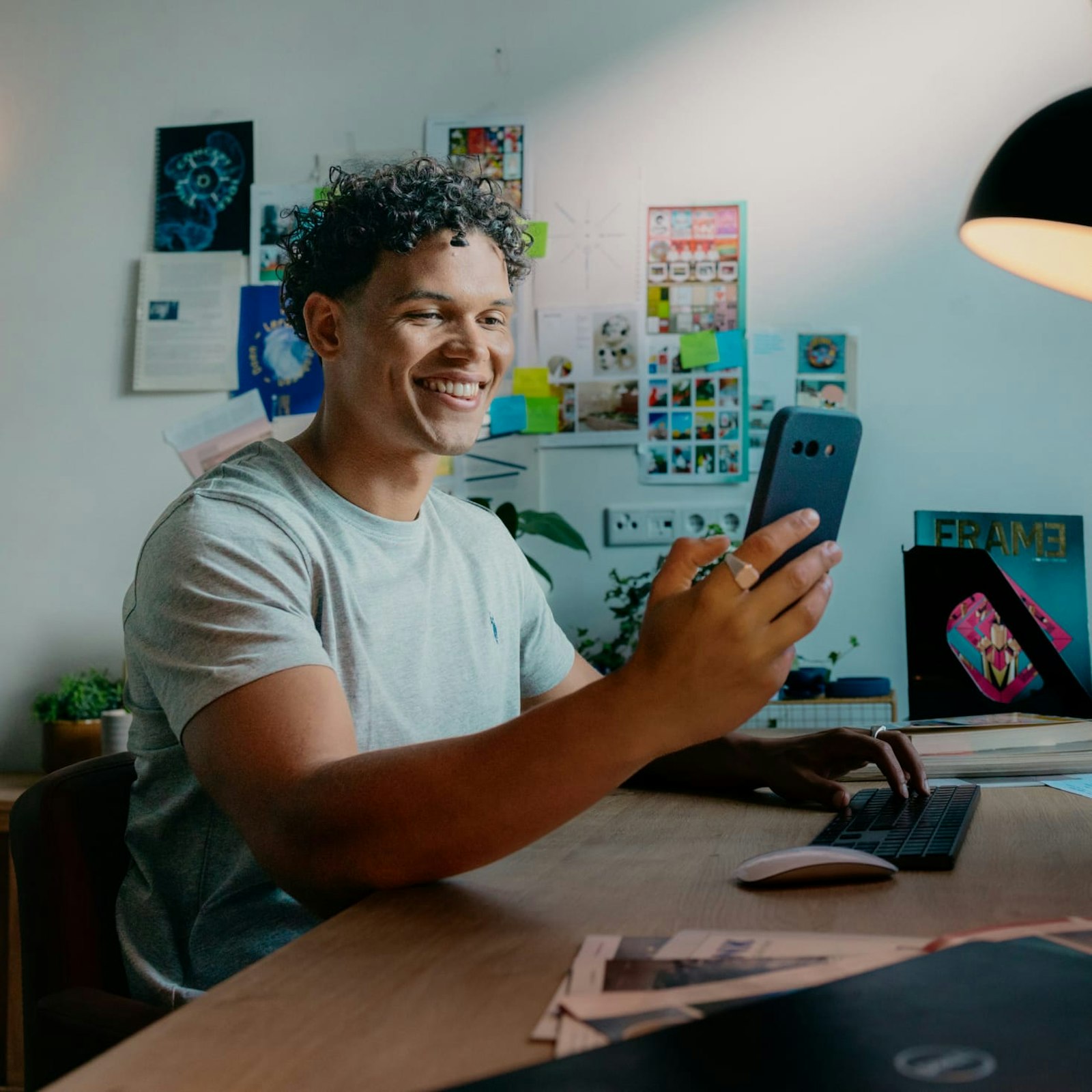 Mees achter zijn bureau met zijn telefoon