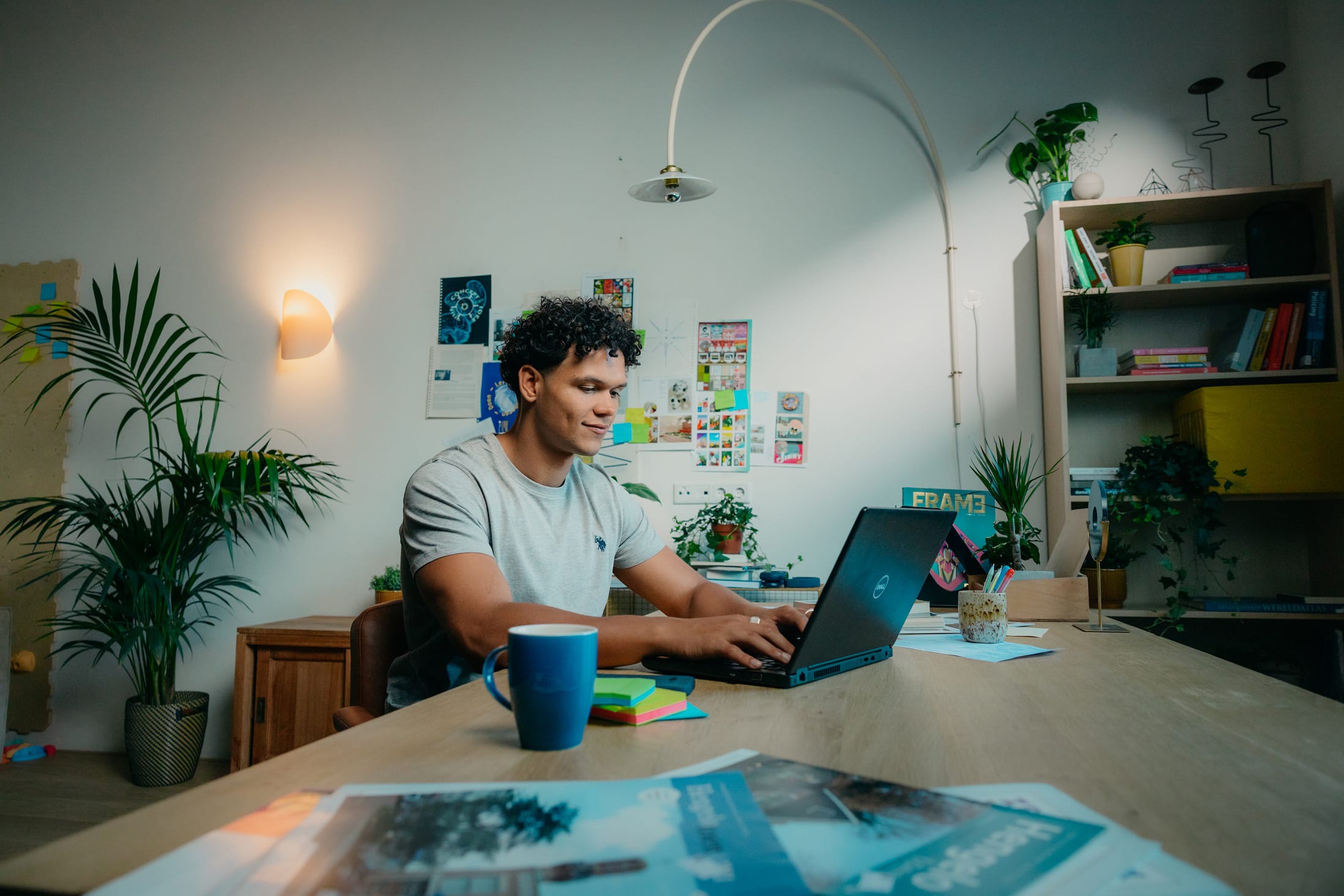 Mees met laptop achter zijn bureau