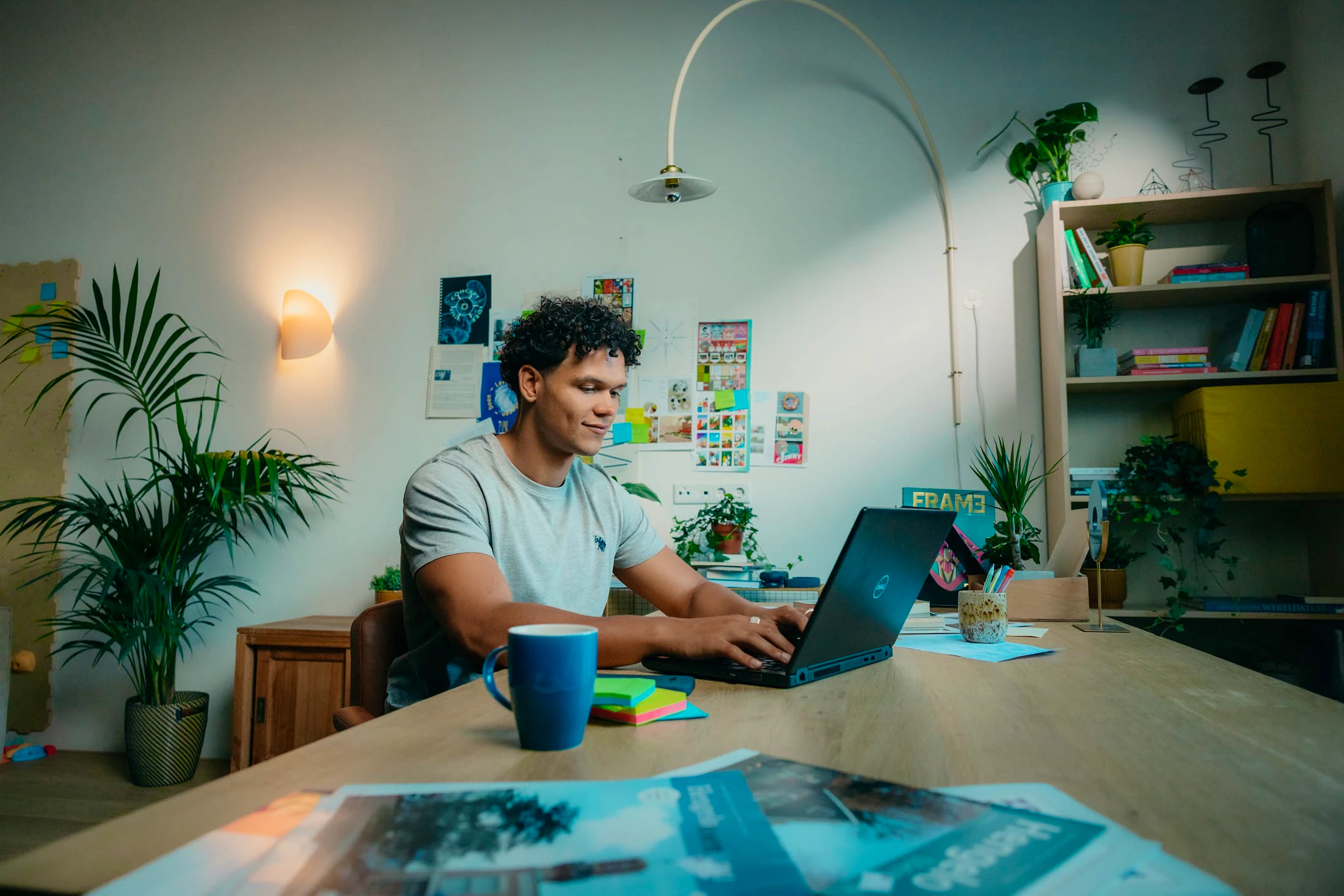 Mees met laptop achter zijn bureau