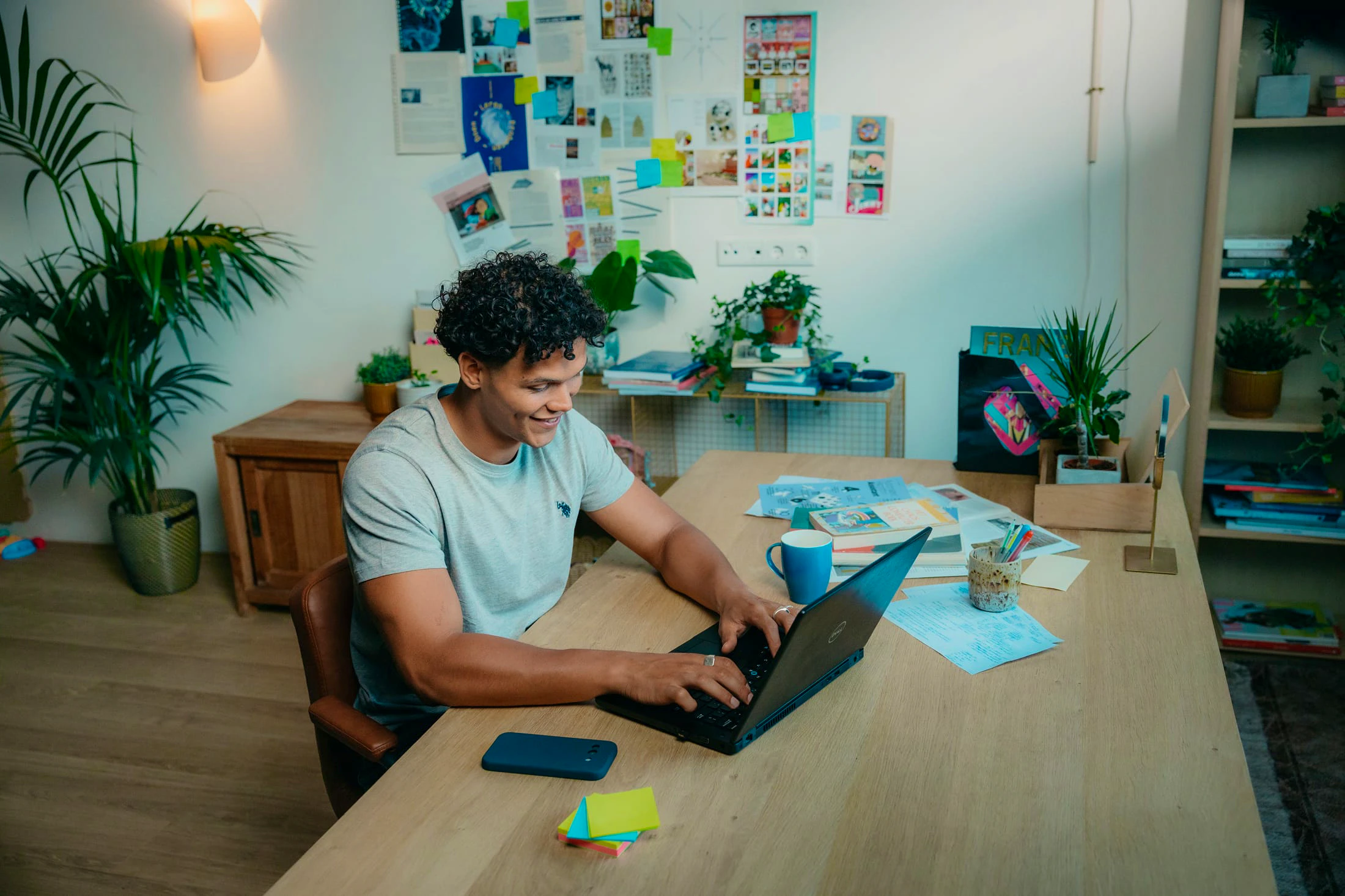 Mees met laptop achter zijn bureau