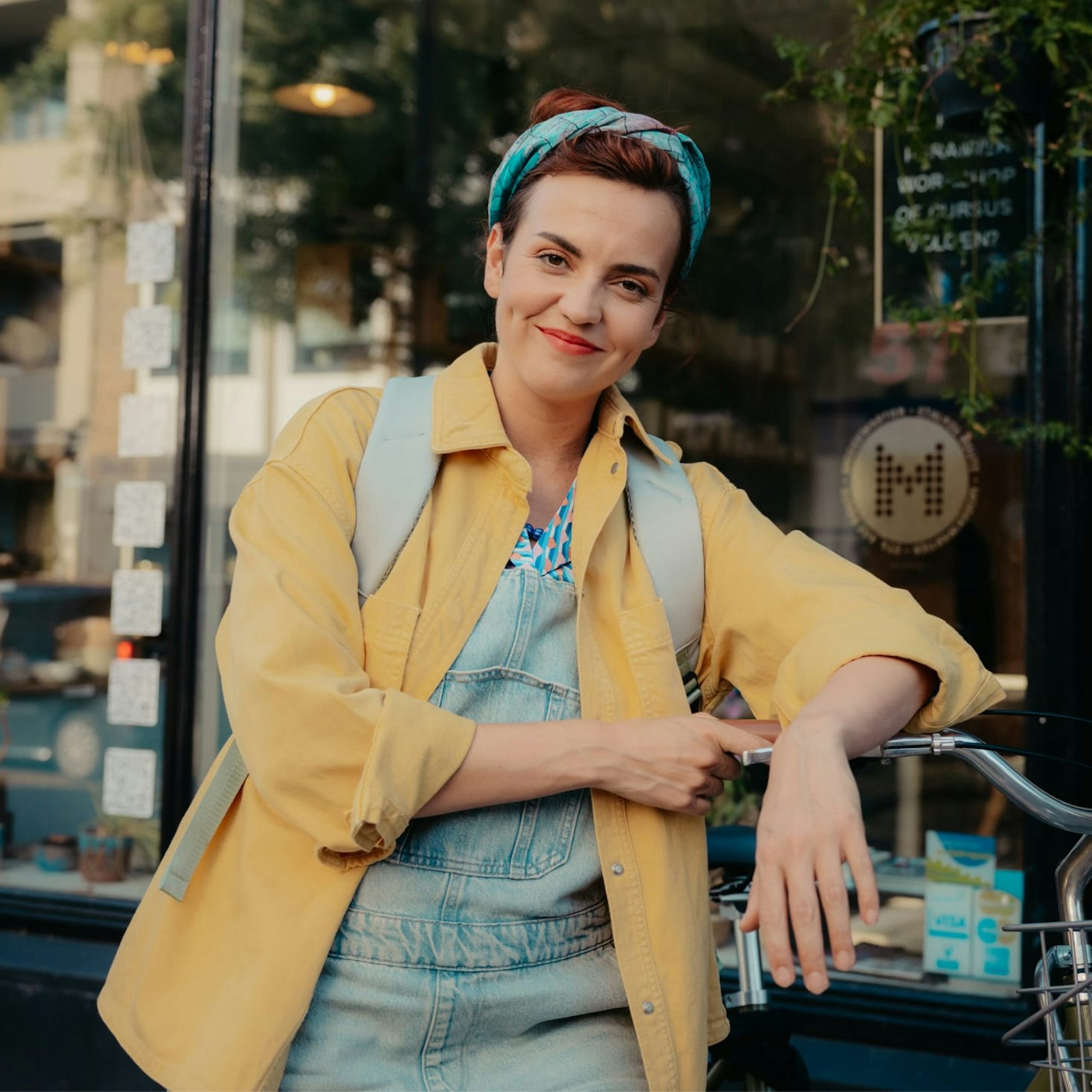 Merel lachend in de camera