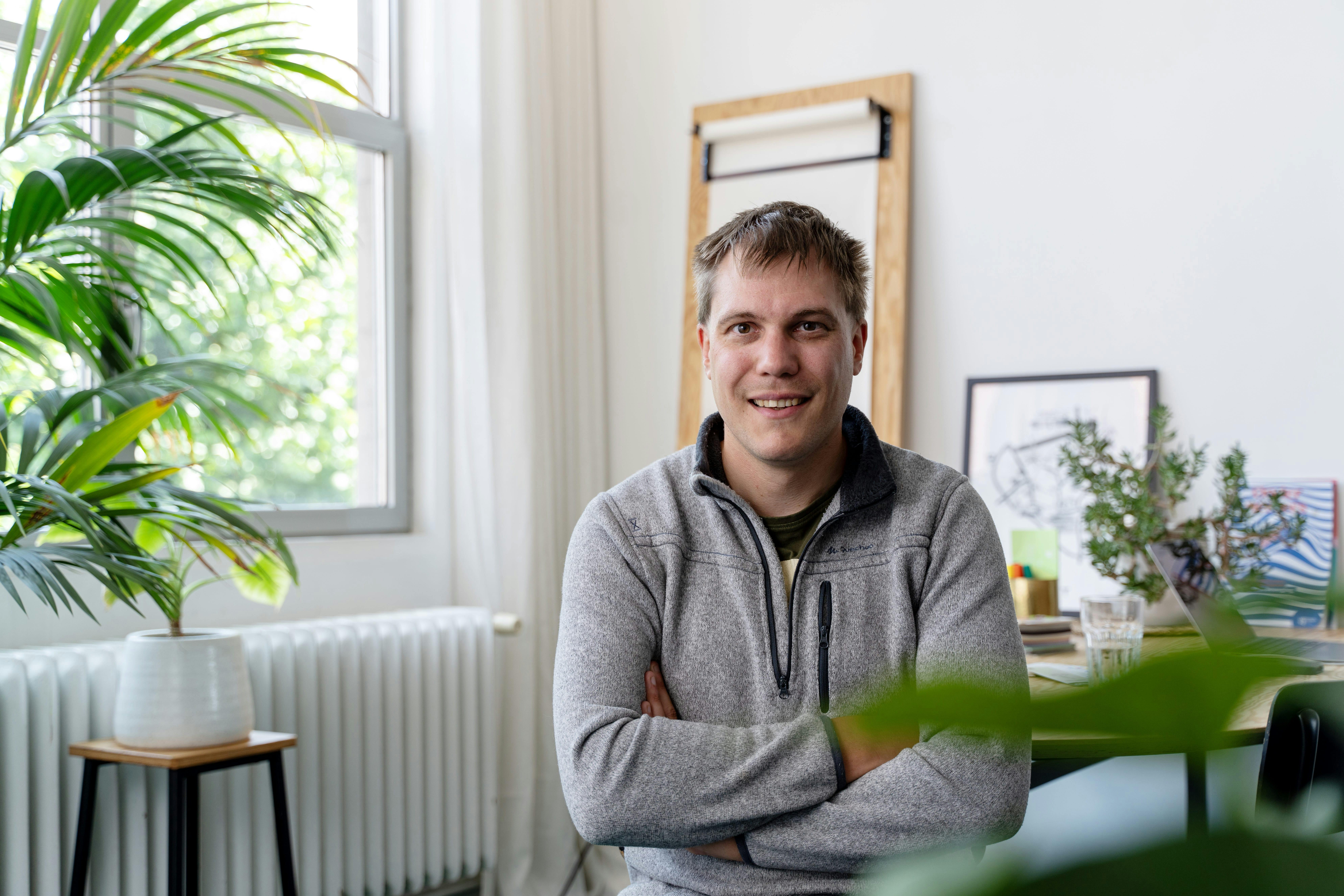 Wouter lacht in de camera