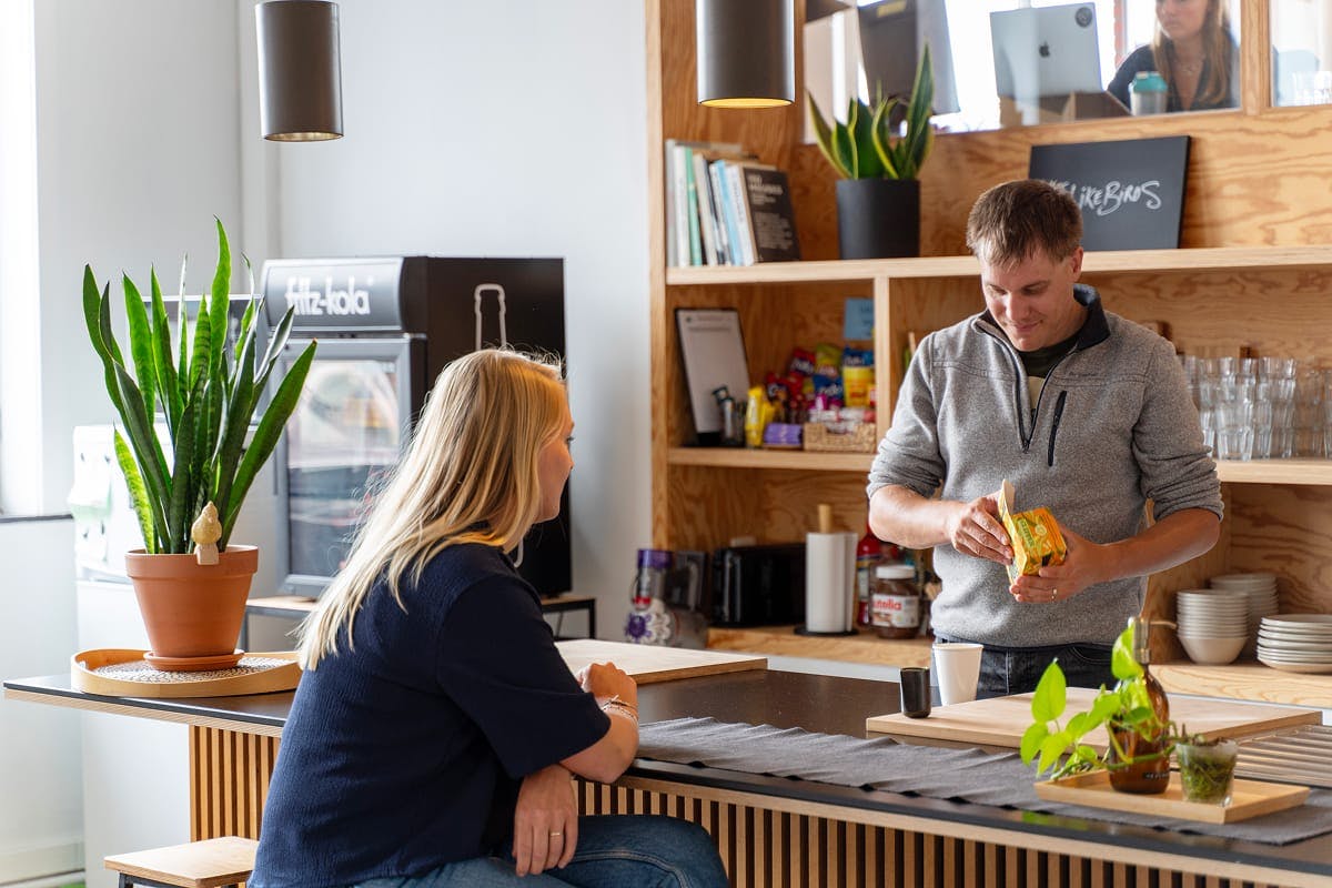 Wouter lacht naar collega