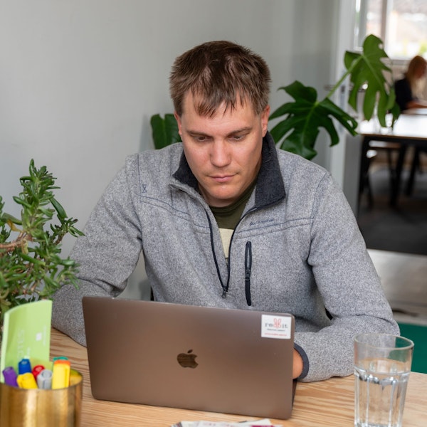Wouter aan het werk achter zijn computer