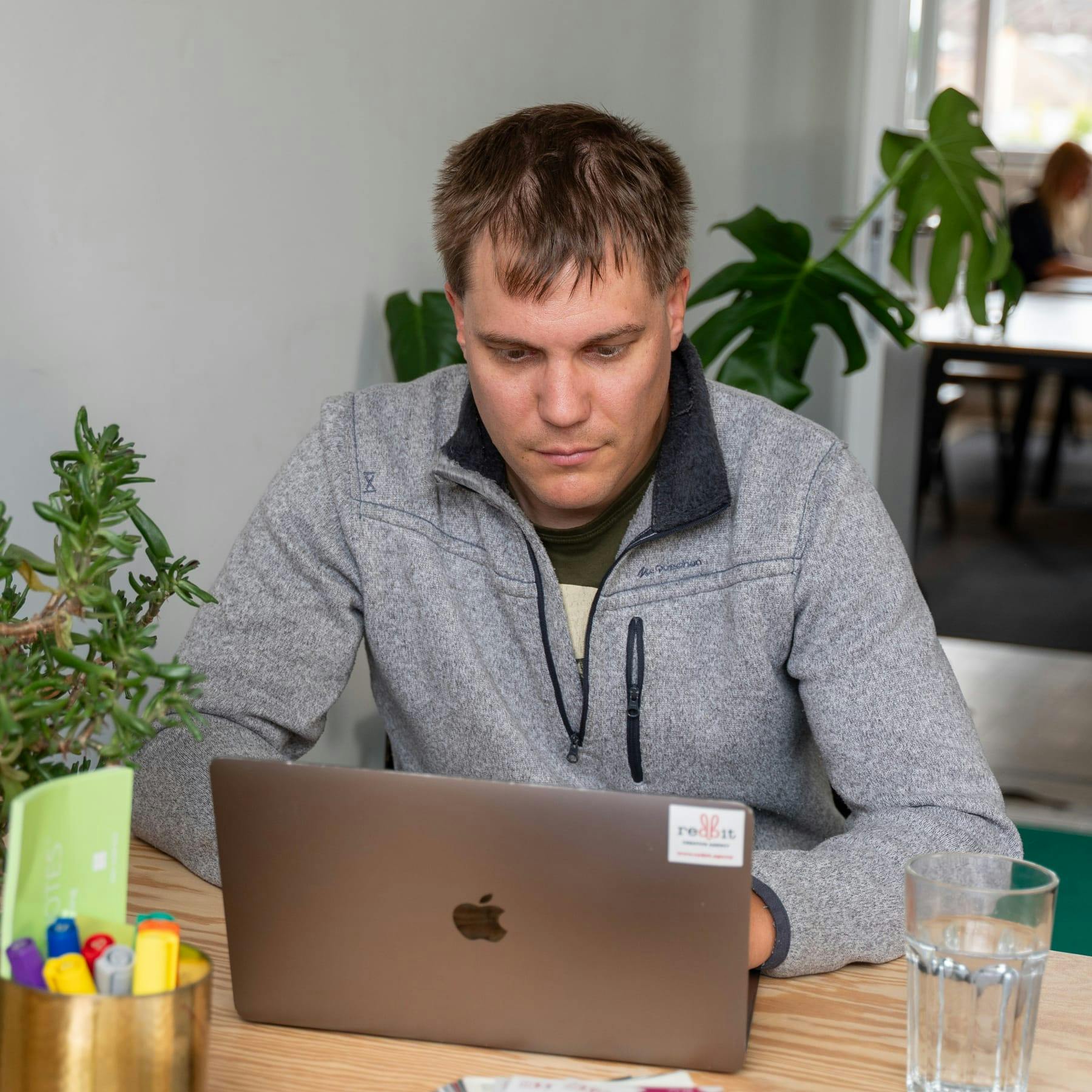 Wouter aan het werk achter zijn computer