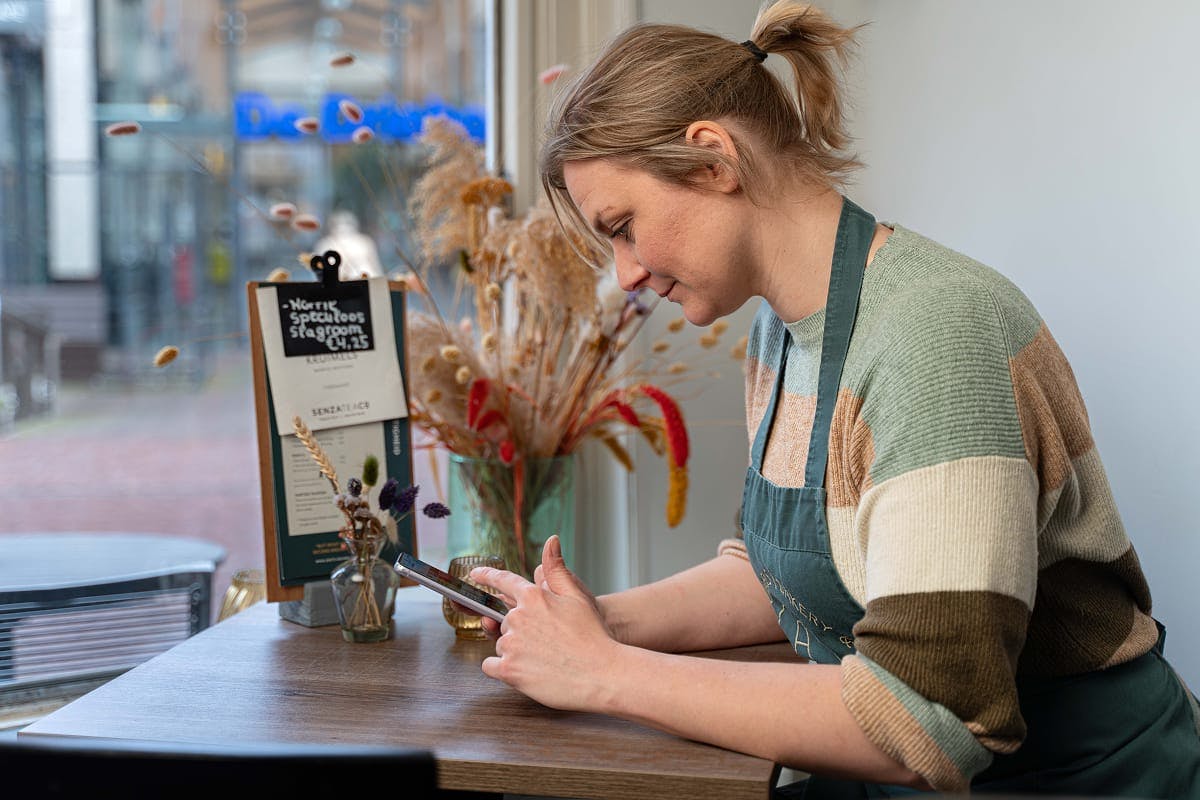 Vera van Zoete Kruimels aan het werk op haar telefoon