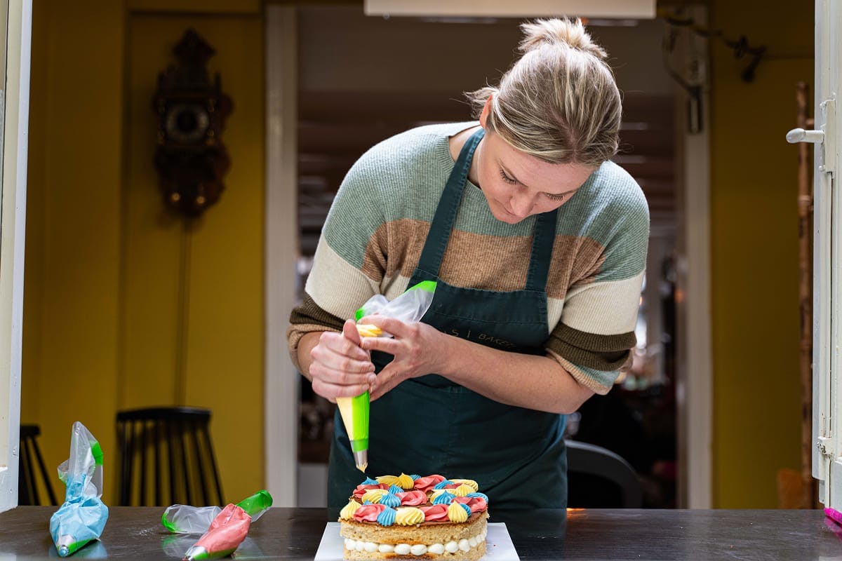 Vera van Zoete Kruimels maakt taart