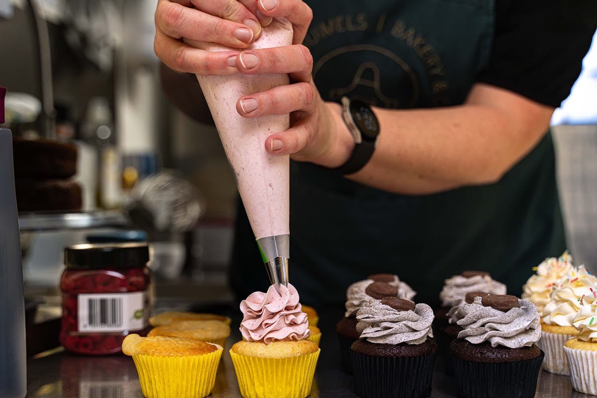 Vera van Zoete Kruimels maakt cupcakes