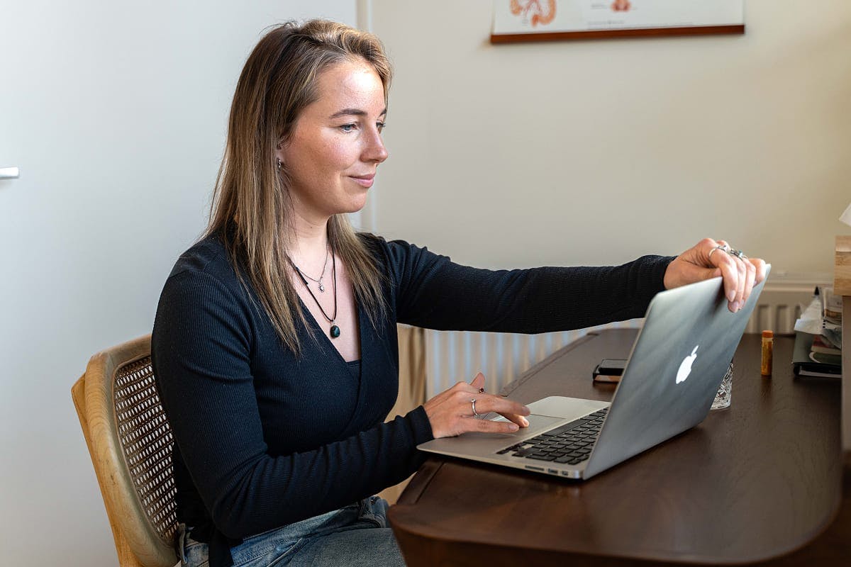 Esmee Scholten achter haar laptop