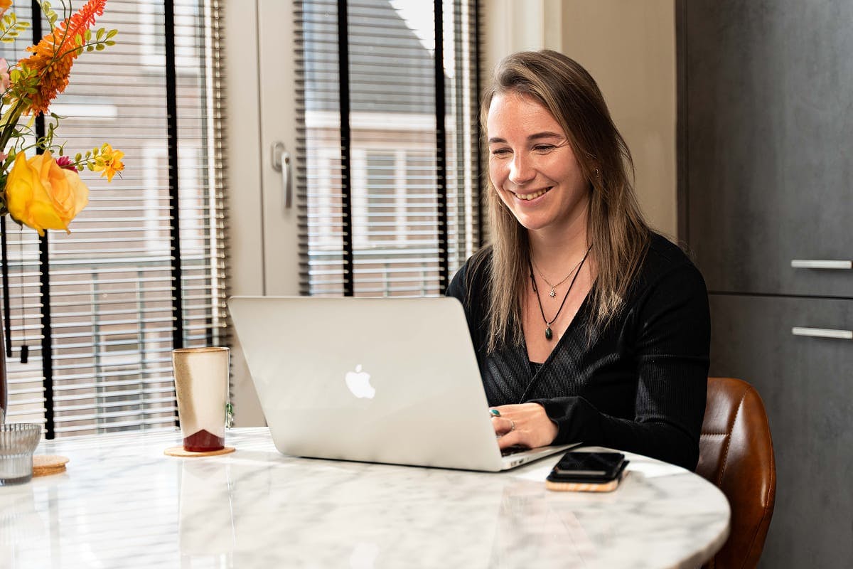 Esmee Scholten achter haar laptop