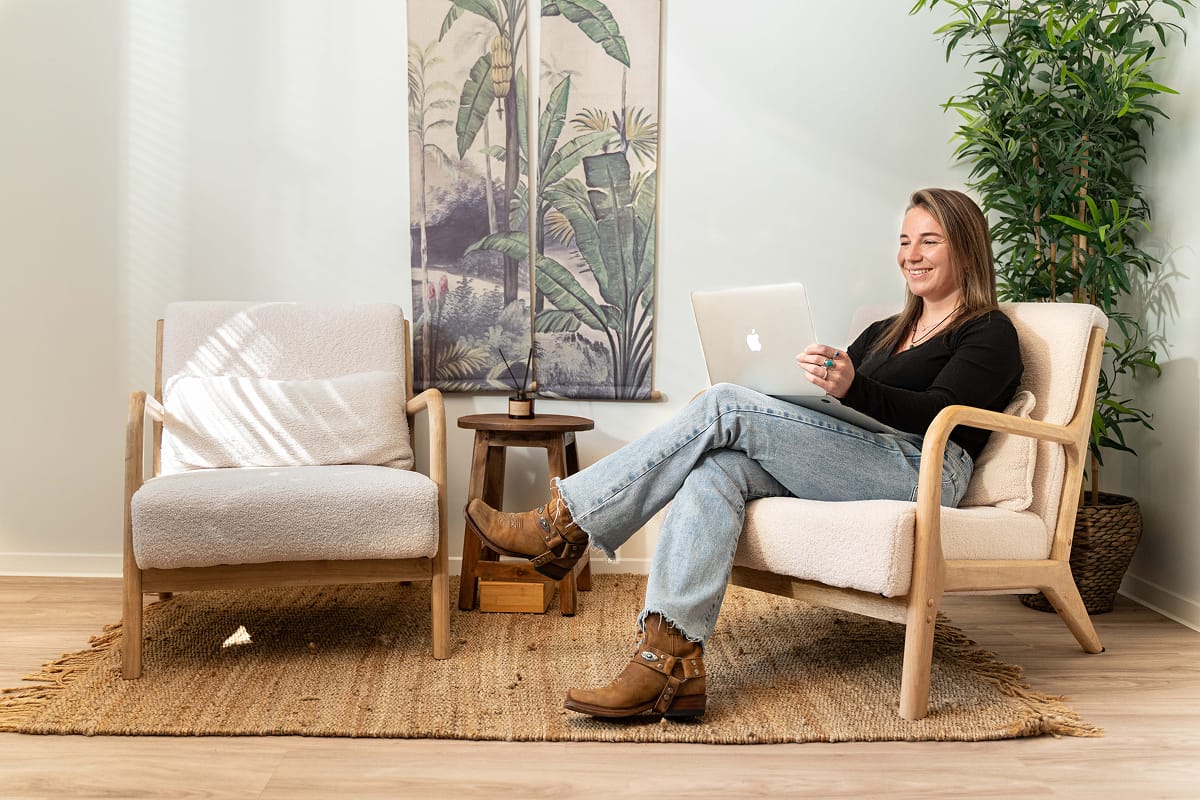 Esmee Scholten achter haar laptop