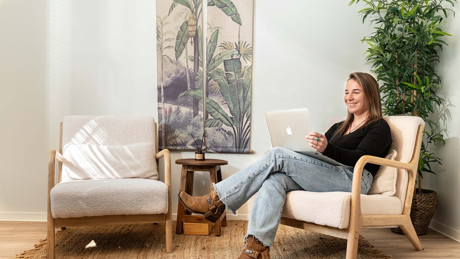 Esmee Scholten achter haar laptop