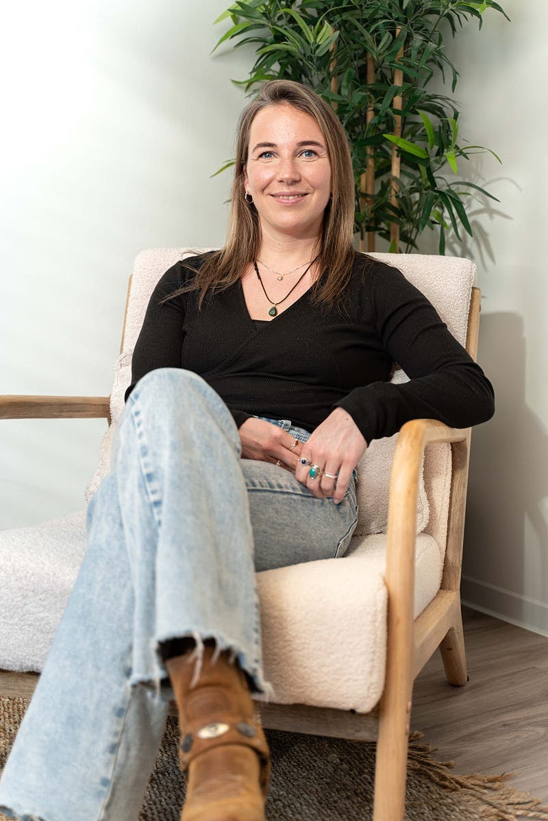 Esmee Scholten in haar praktijk in Enschede