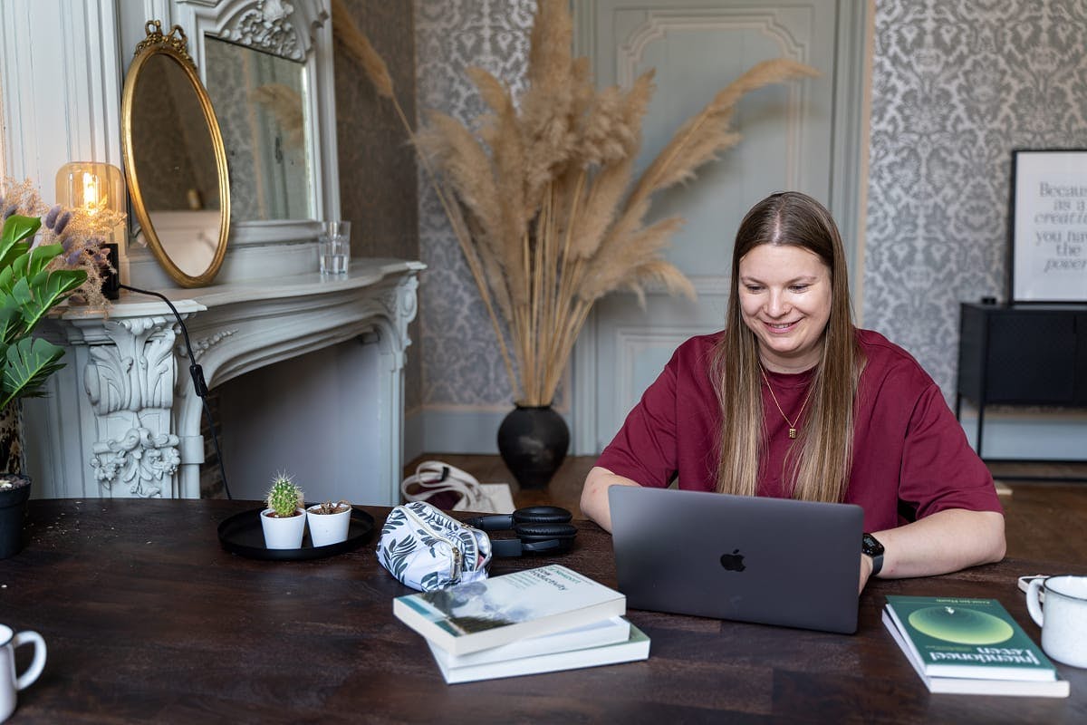 Willeke Vanoirbeek van Featuring Willy achter haar laptop