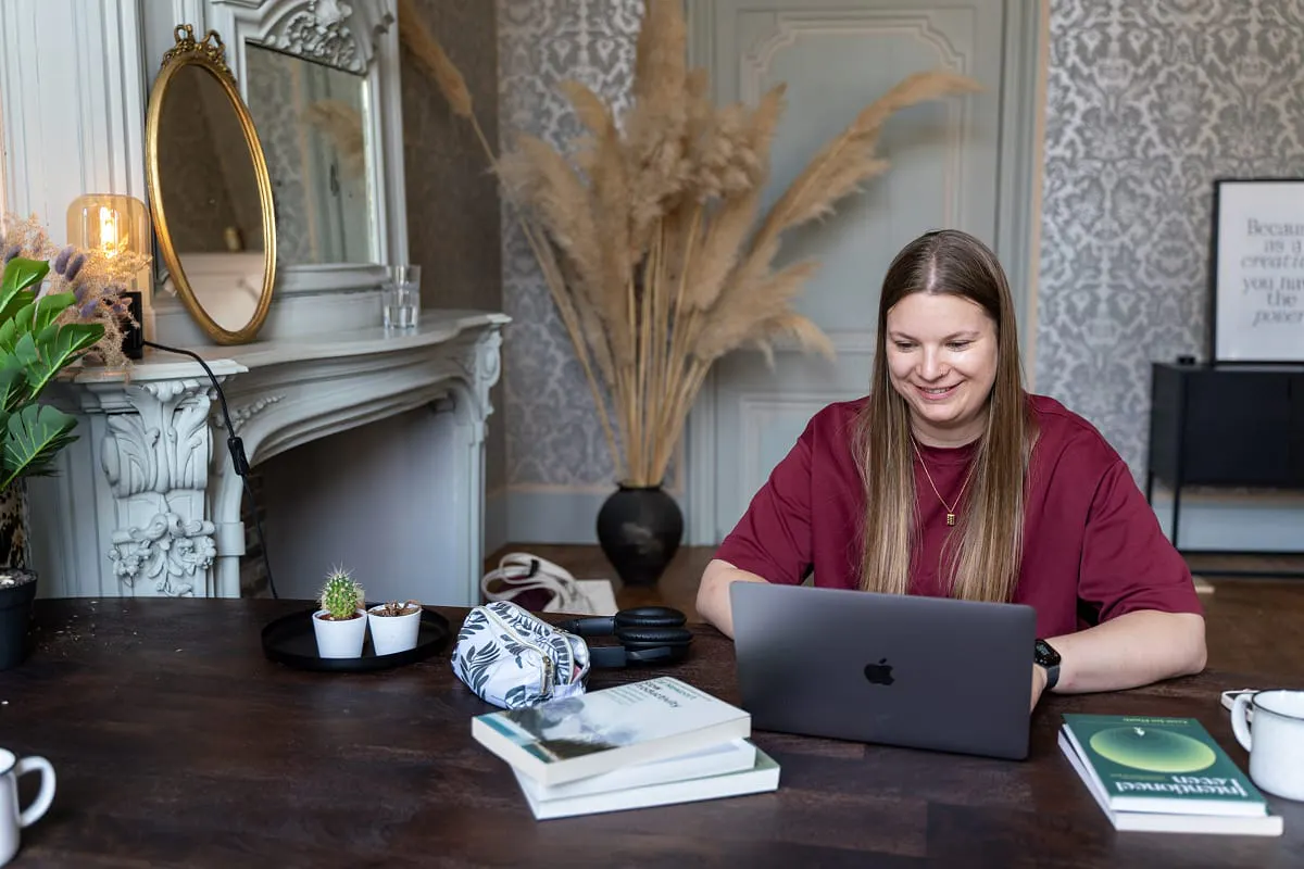 Willeke Vanoirbeek van Featuring Willy achter haar laptop