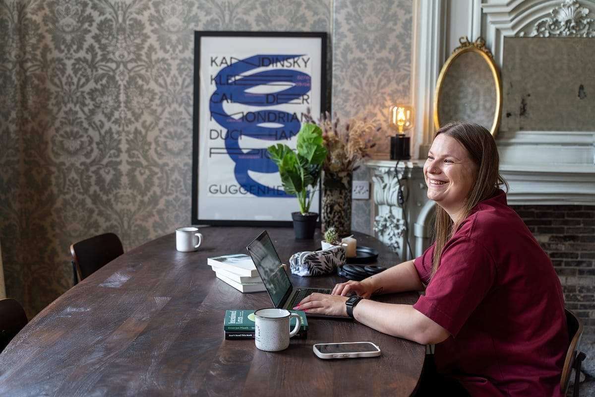 Willeke Vanoirbeek van Featuring Willy achter haar laptop