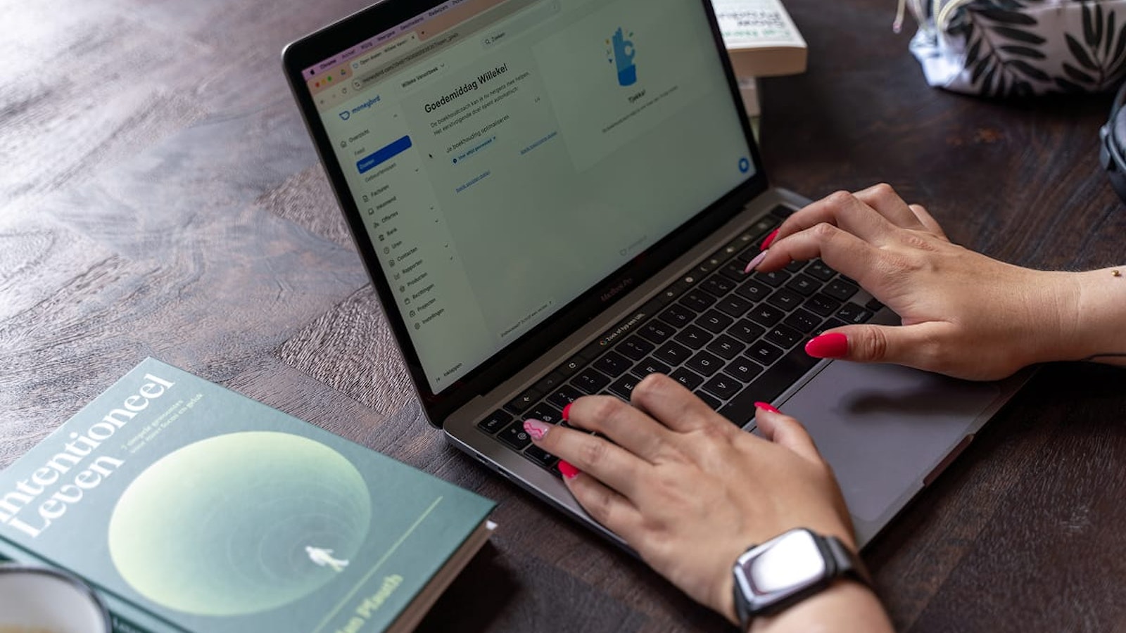 Willeke Vanoirbeek van Featuring Willy achter haar laptop