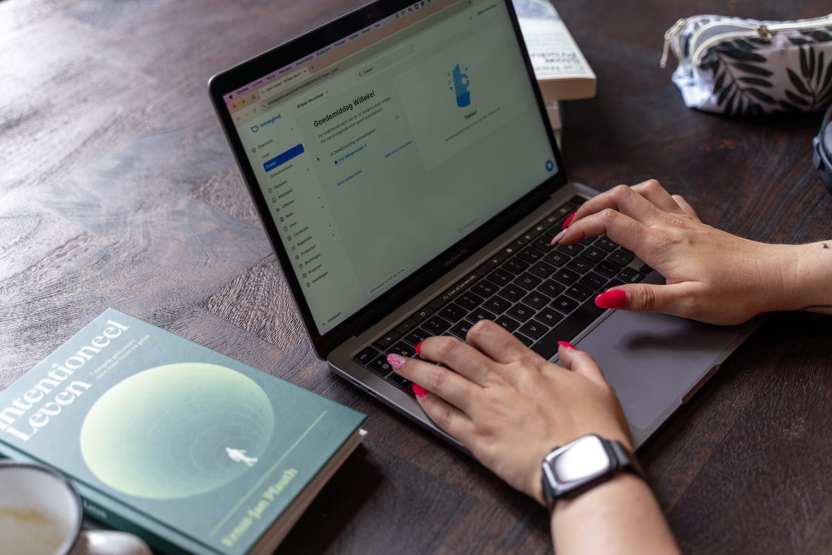 Willeke Vanoirbeek van Featuring Willy achter haar laptop