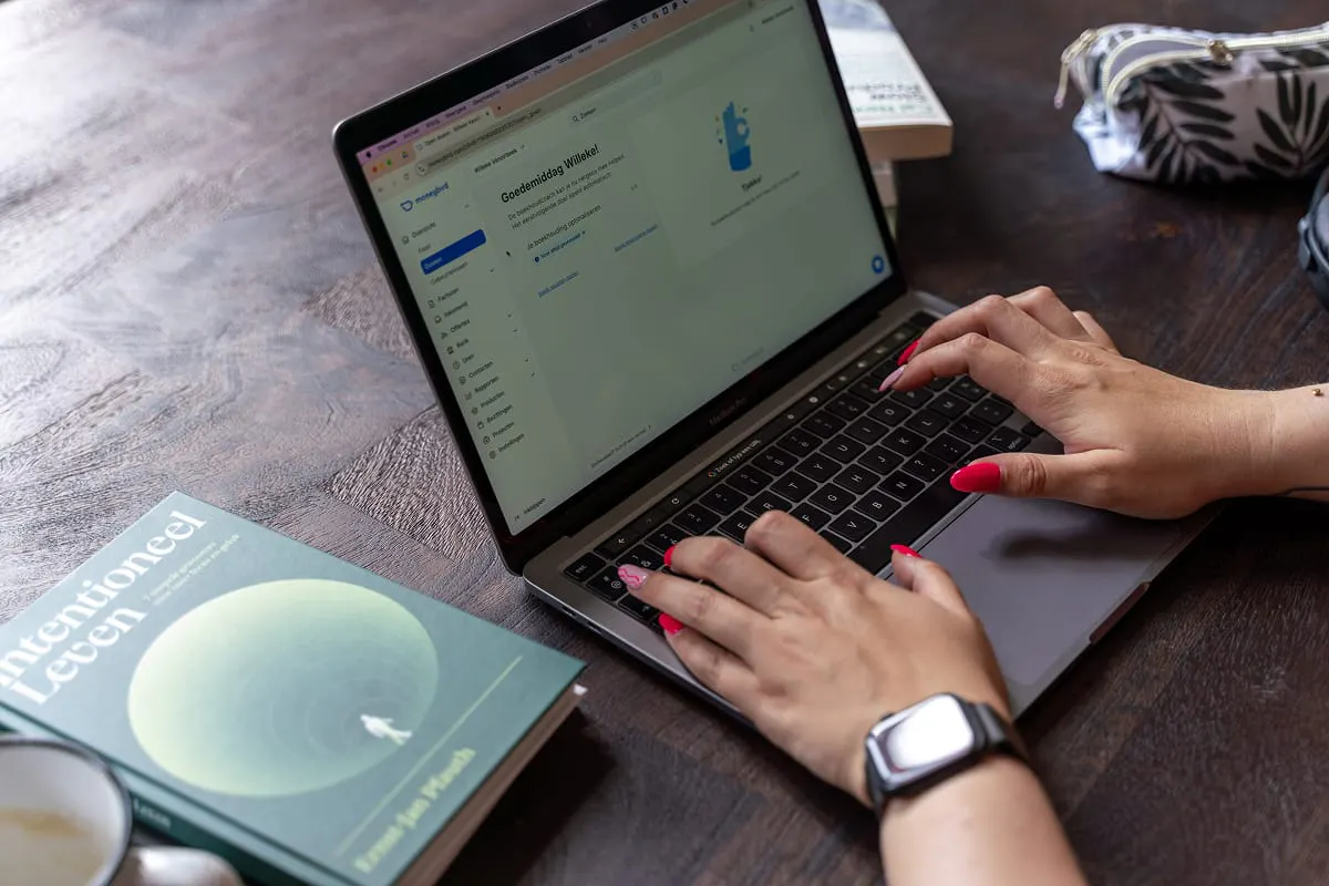 Willeke Vanoirbeek van Featuring Willy achter haar laptop