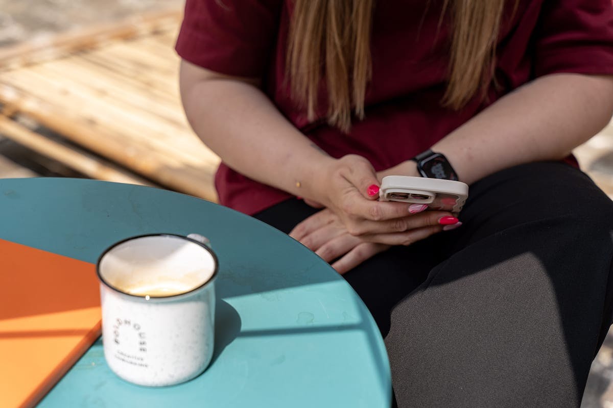 Willeke op haar telefoon