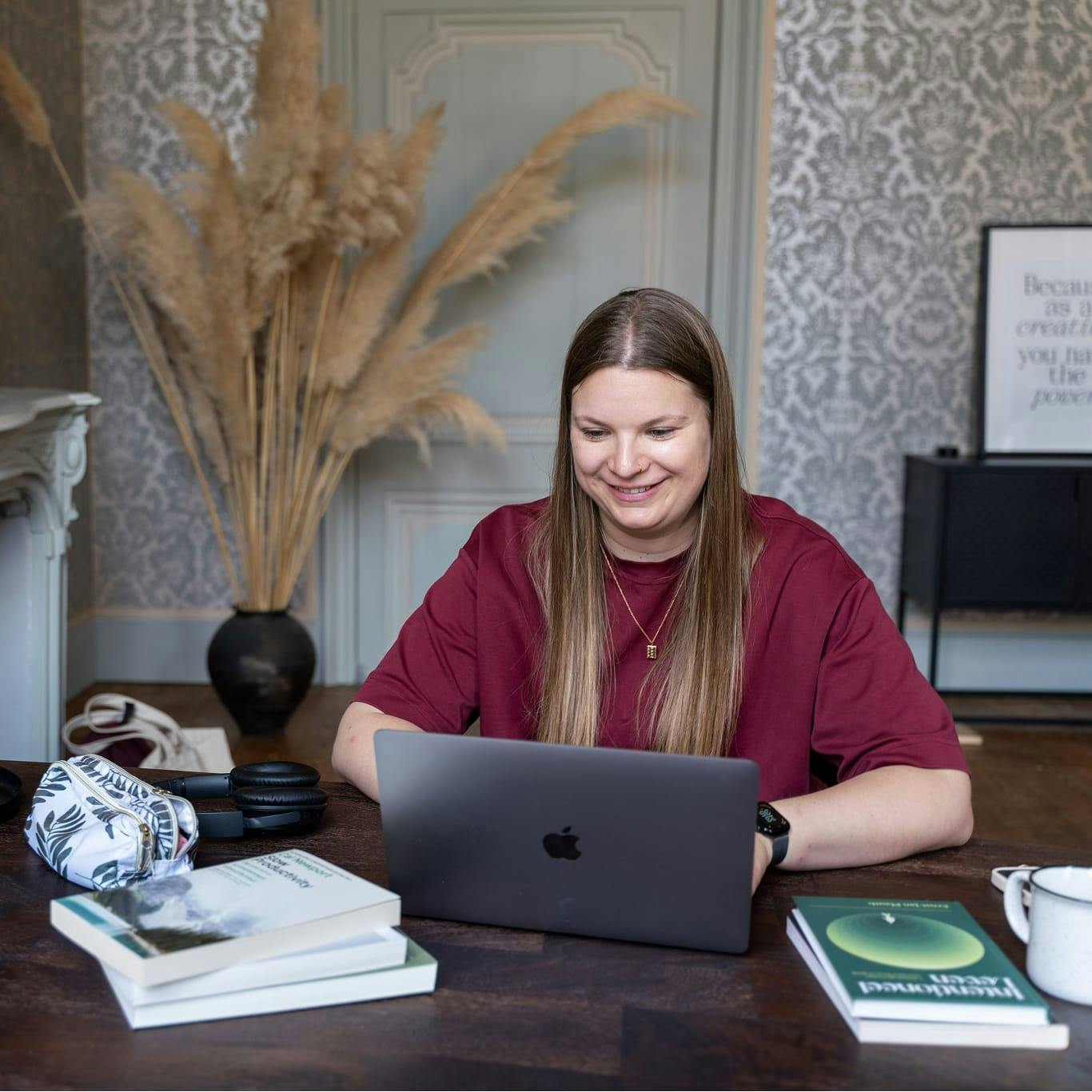 Willeke achter haar laptop