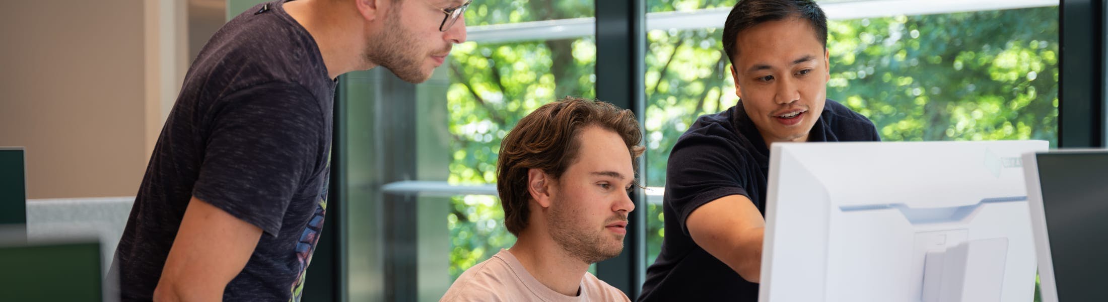 Jeroen Jay en Niels kijken op een scherm