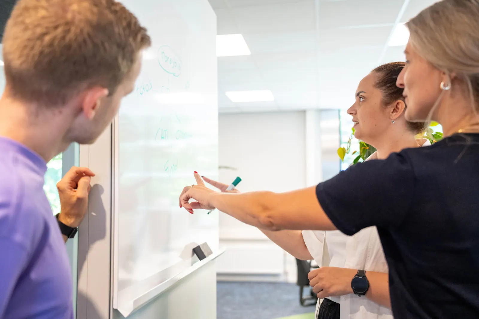 Dylan Suzan en Nathalie werken op een whiteboard
